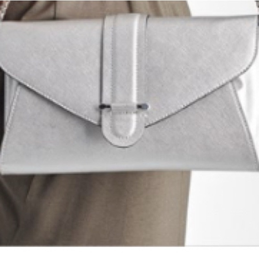 Naturalizer clutch